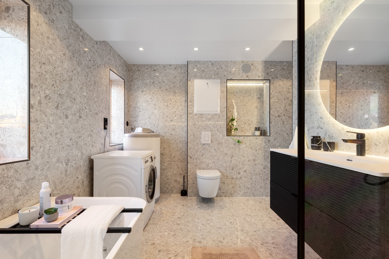 Her er det ny varmtvannsbereder på 190 L og uttak for vaskemaskin. Galleribilde