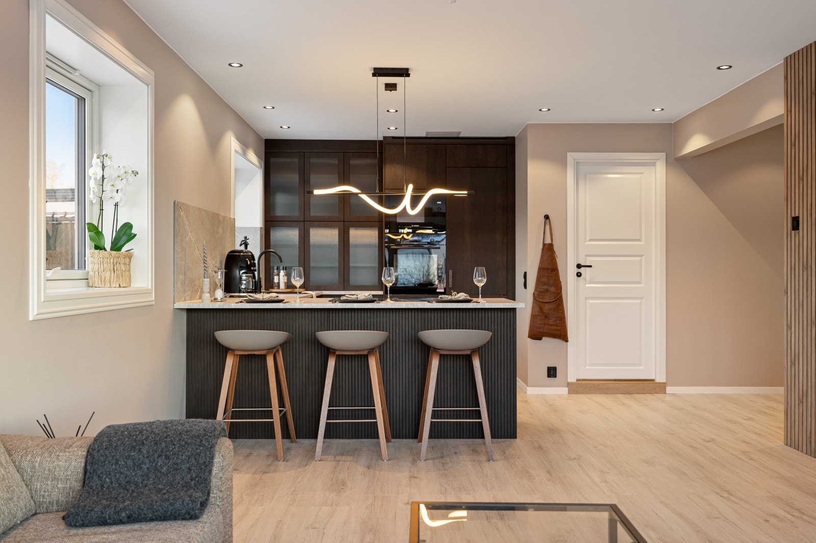 Leiligheten har også gjennomgående god bruk av downlights som sørger for god belysning. Galleribilde