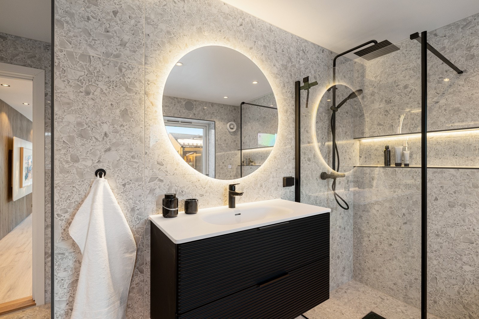 Baderommet ble totalrenovert av fagfolk og ble gitt av tilstandsgrad 0 ( fremstår som nytt) fra takstmann. Galleribilde