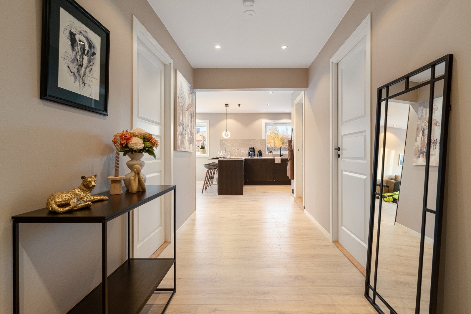 Leiligheten har laminat i alle gulv med unntak av baderommet som er flislagt. Galleribilde