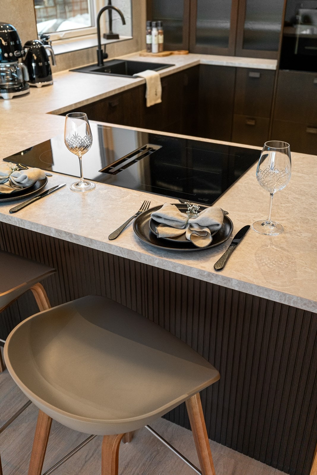 Fasaden av bygget ble rehabilitert i nyere tid, hvor det ble skiftet vinduer, etterisolering, og lagt ny kledning samt maling av garasjer og inngangsparti. Det ble også lagt nytt tak i 2012 og rørfornying ble gjennomført i 2019. Galleribilde