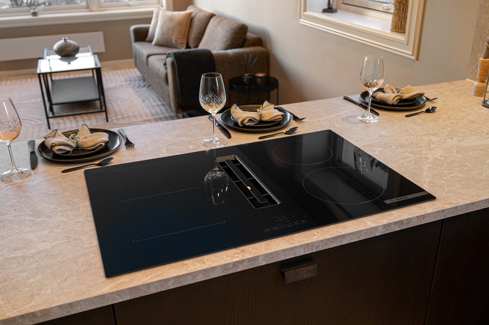 Induksjonstopp med integrert nedtrekksventilasjon gir et moderne uttrykk på kjøkkenet. Galleribilde