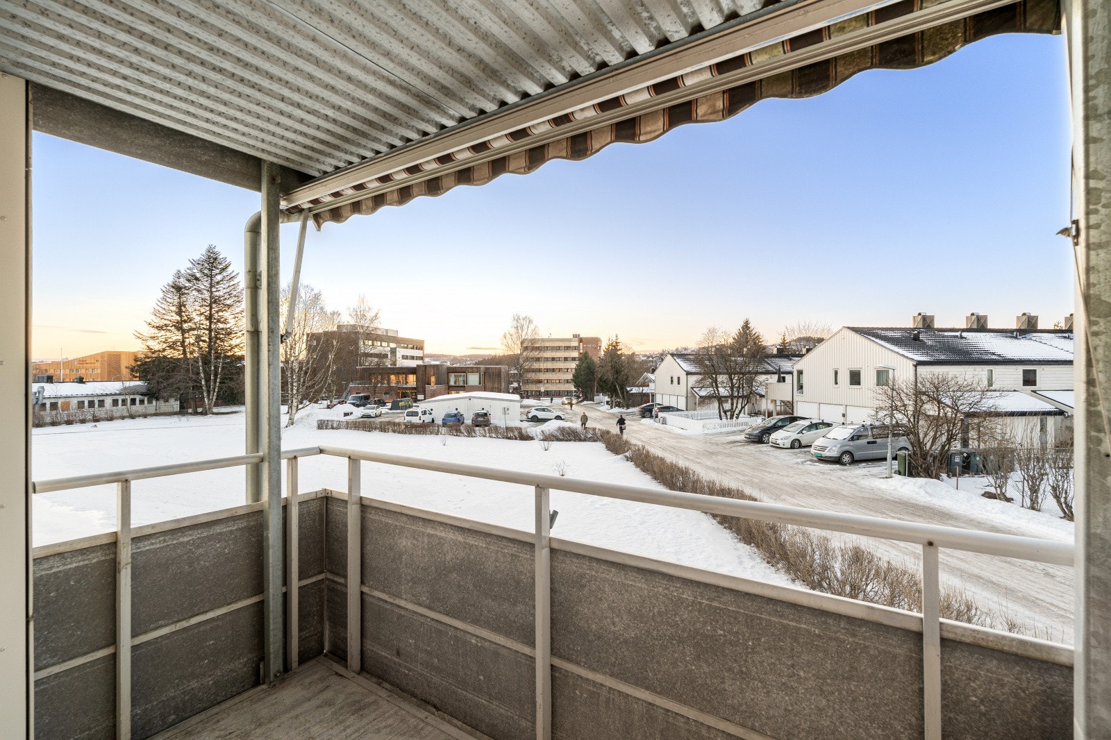 Parkering på utvendig biloppstillingsplass. Det er også mulig å søke borettslaget om garasjeplass. Galleribilde