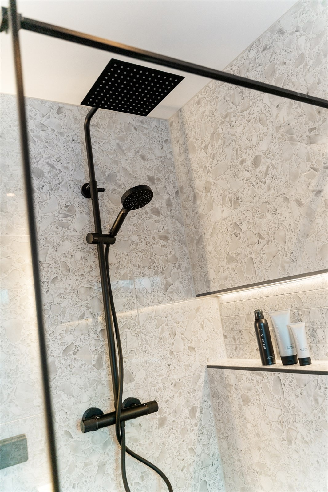 Badet er også utstyrt med led-striper. Galleribilde