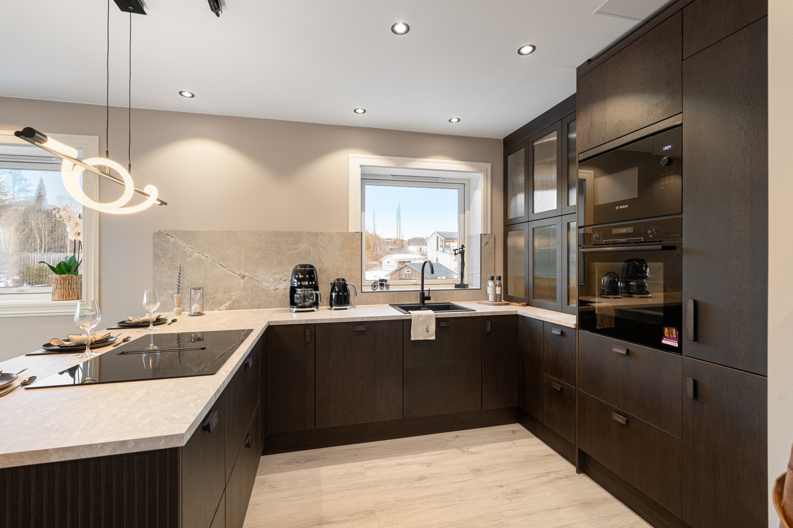 Kjøkkenet er utstyrt med hvitevarer som inkluderer: Mikrobølgeovn, stekeovn, oppvaskmaskin, induksjonstopp og kjøl/fryseskap. Galleribilde