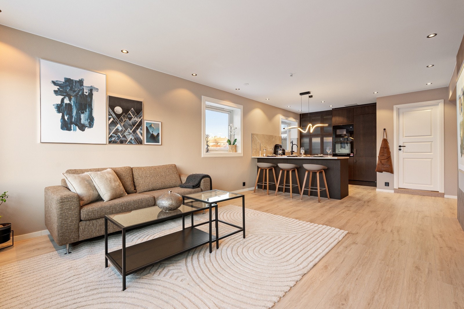 Velkommen til Karl Jonssons veg 1 A, en stilfull og påkostet leilighet som ligger i ett attraktivt og fredfullt område med nærhet til "alt" av servicefasiliteter. Galleribilde