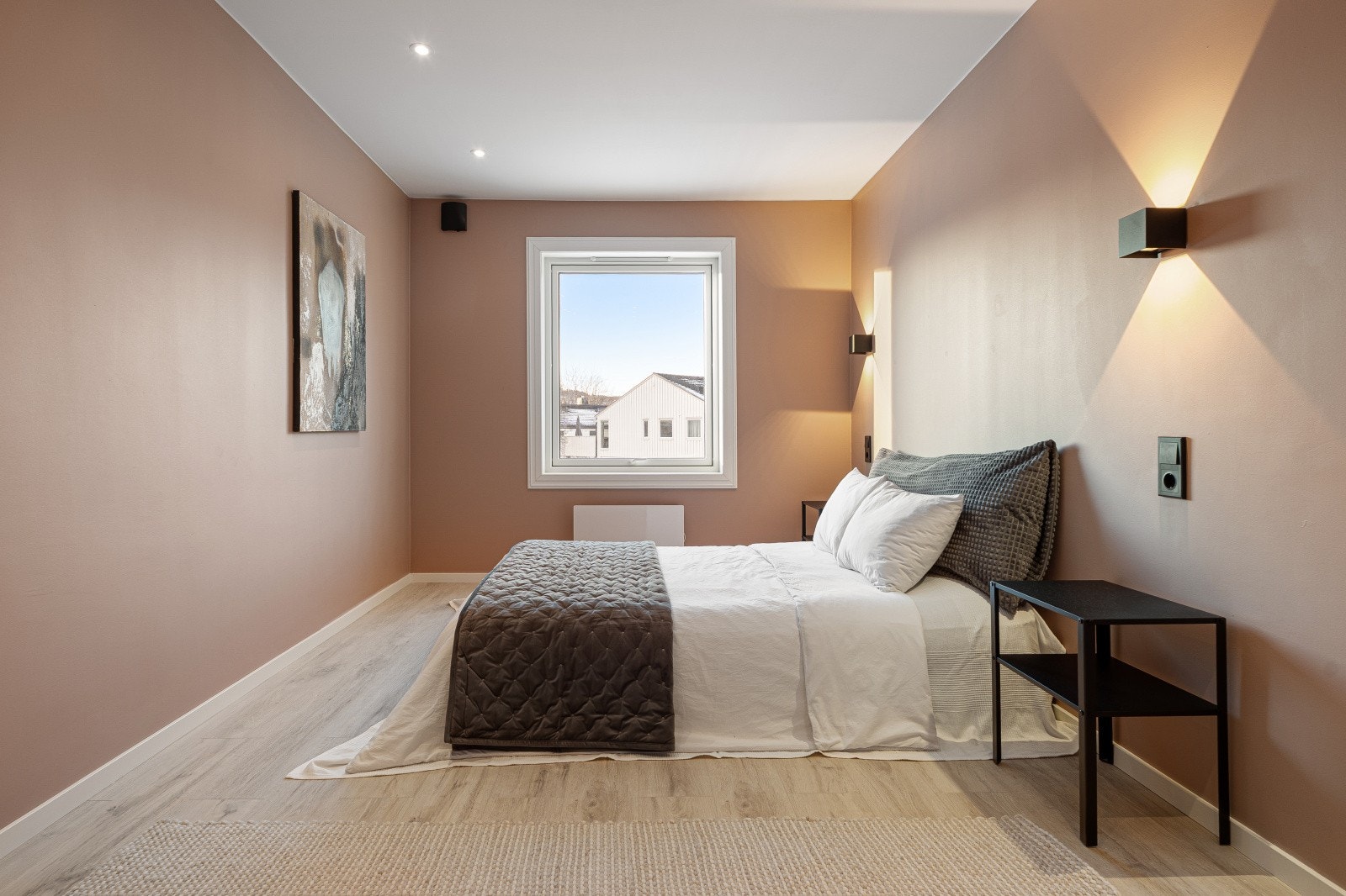 Leiligheten har 3 store soverom på hhv. 13,5, 10,5 og 10 kvm. Galleribilde