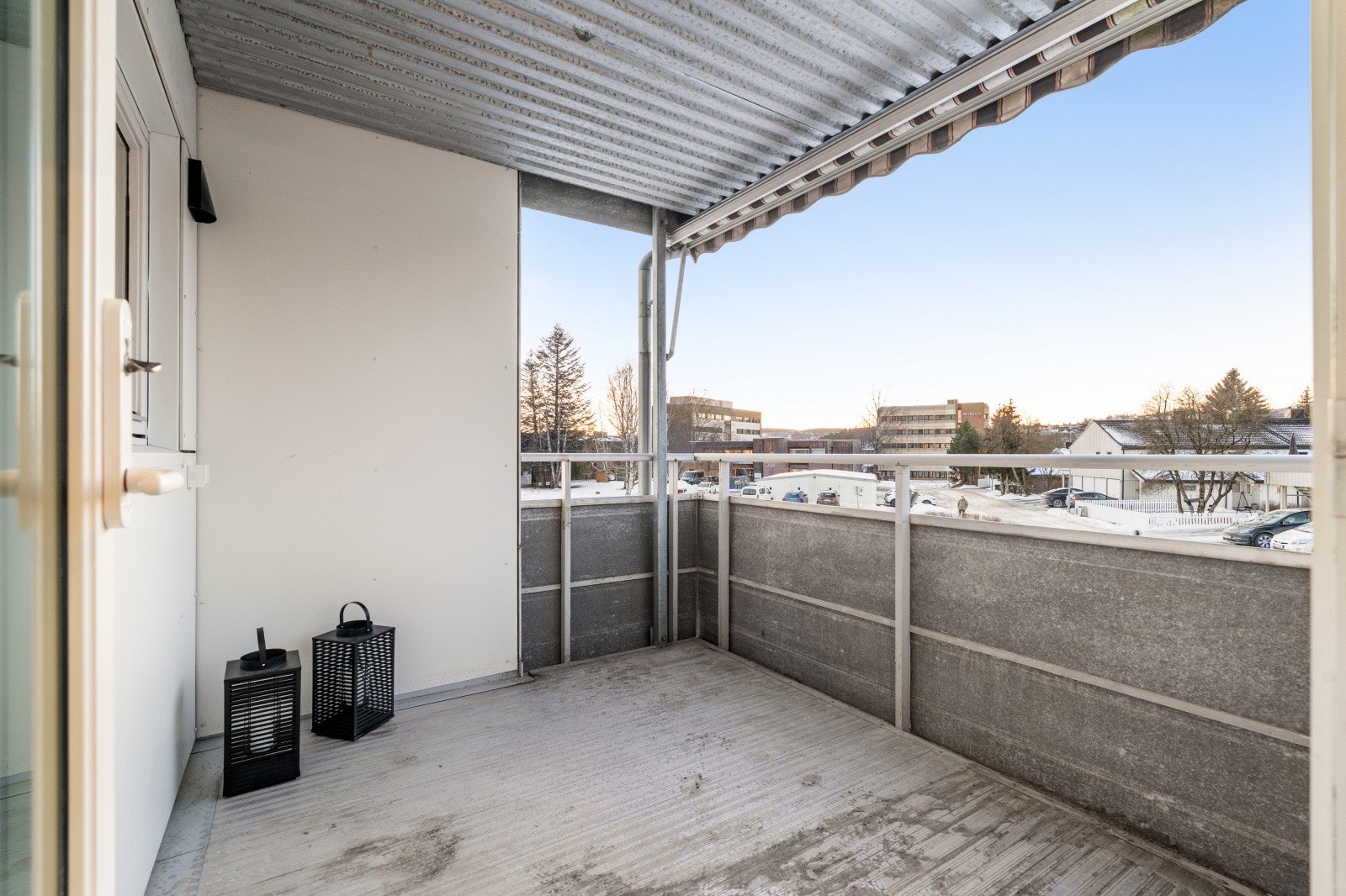 Balkongen har ettermiddag/kveldssol. Galleribilde