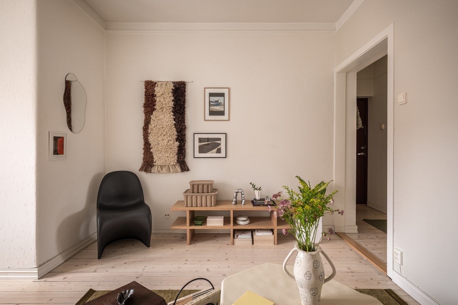 Overflater er malt i en delikat fargetone, som skaper en lys og harmonisk atmosfære og gjør det enkelt å innrede etter eget ønske. Galleribilde