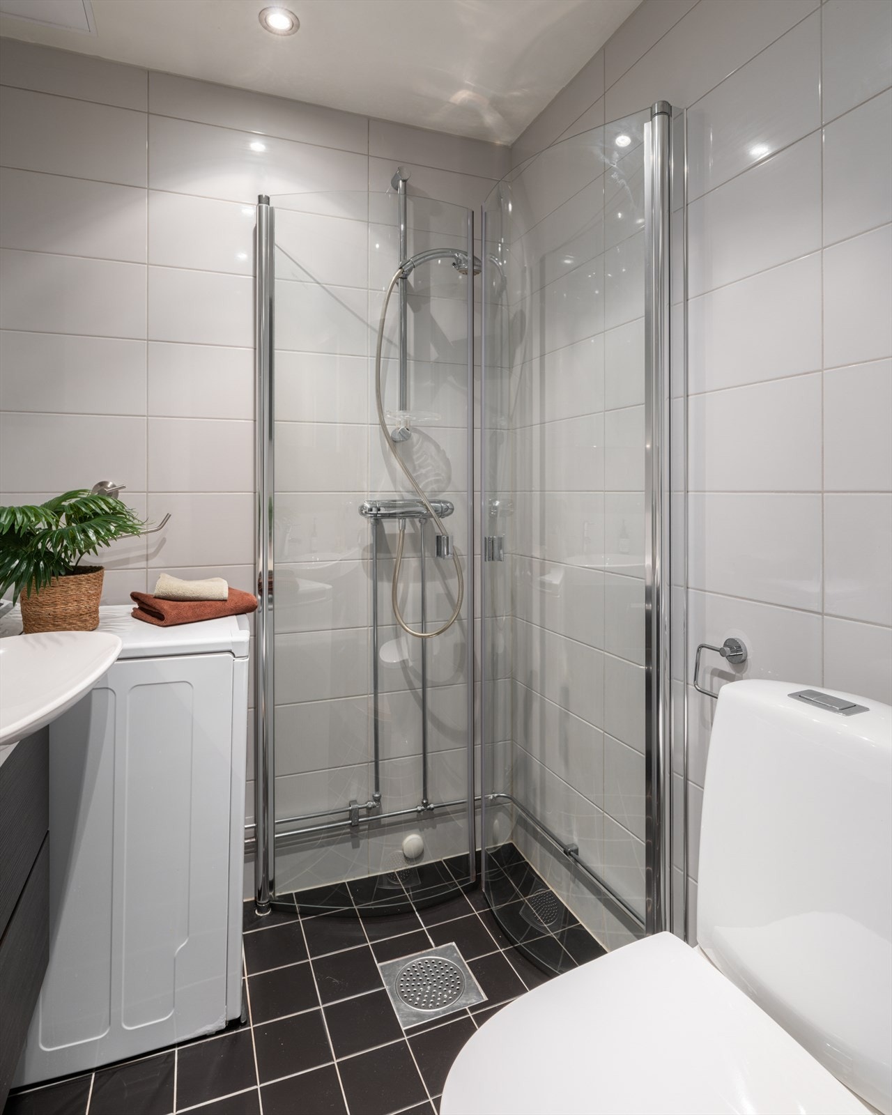 Badet består av servantskap med glatte fronter, speilskap, dusjhjørne med innfellbare glassdører og gulvstående wc. Galleribilde