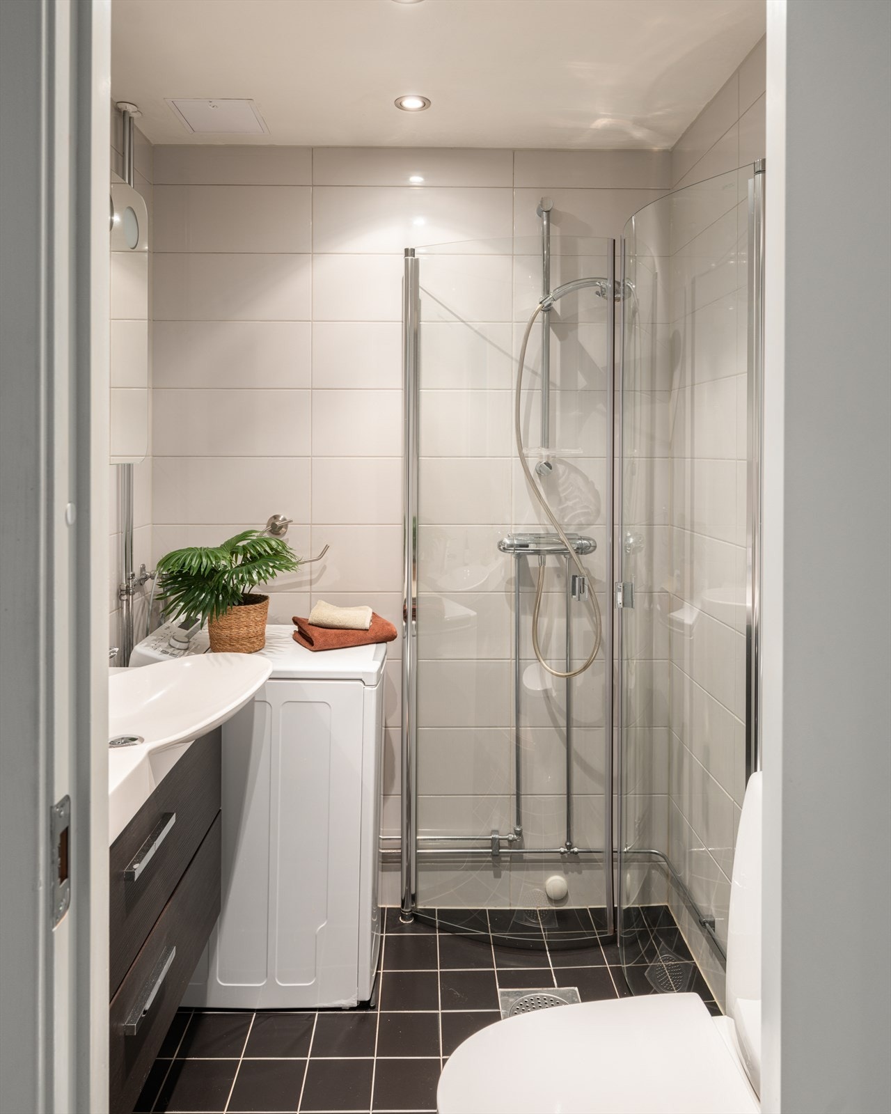 Flott flislagt bad med elektrisk gulvvarme, downlights i taket og opplegg for vaskemaskin. Galleribilde