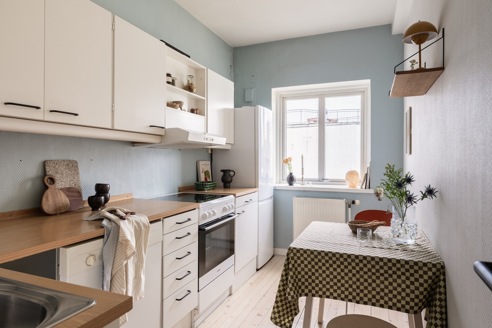 Boligen har en gjennomgående planløsningen og består av separat kjøkken, delikat stue, soverom og bad. Galleribilde