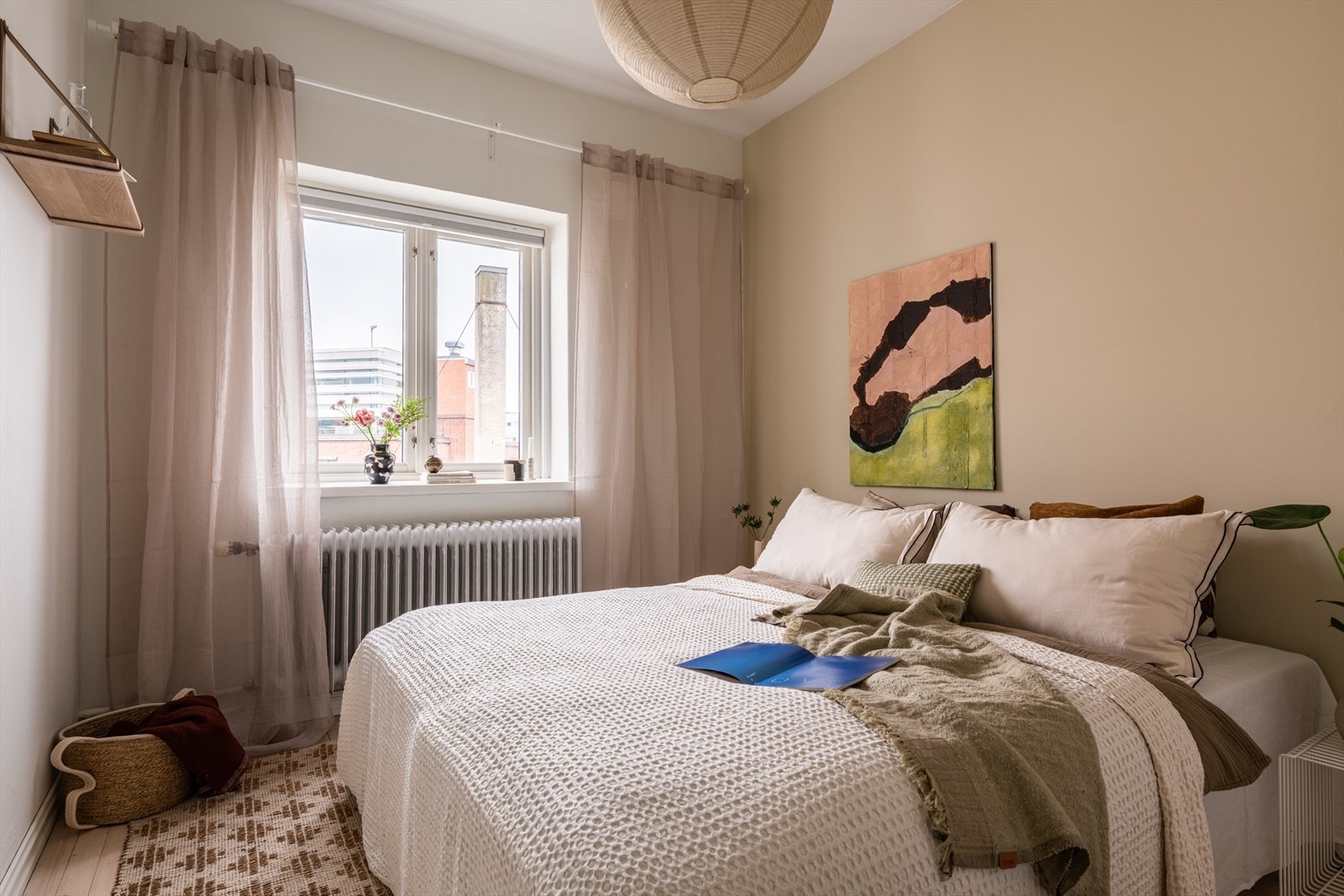 Romslig og koselig soverom med god plass til dobbeltseng og tilhørende møbler. Galleribilde