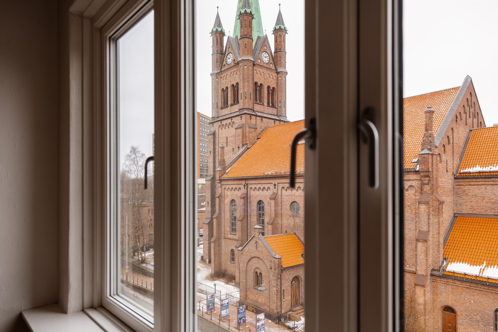 Fra stue vinduet har man utsikt mot Grønland kirke og Botsparken Galleribilde