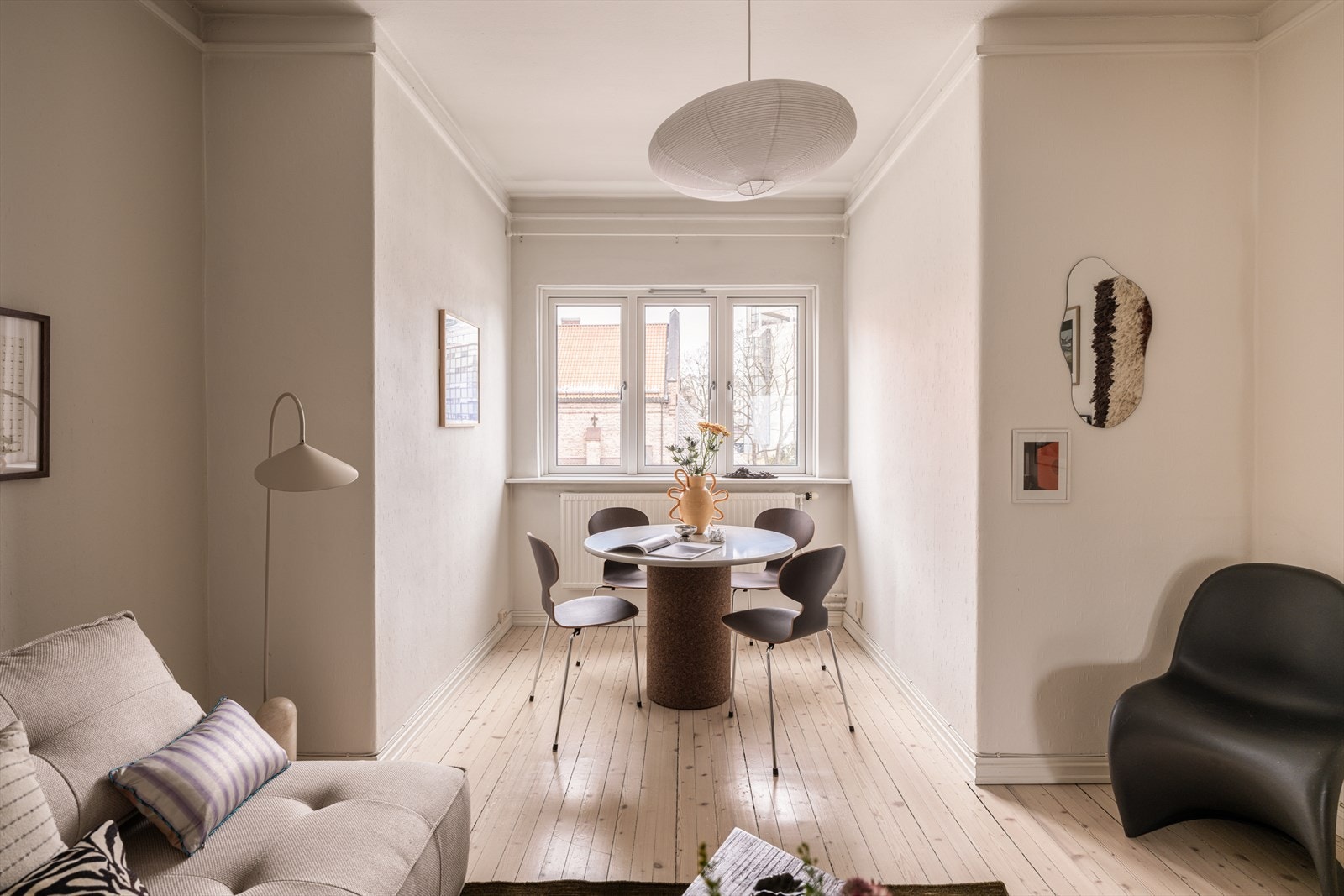 Den lyse og hyggelig stuen byr på store vindusflater, god takhøyde og sjarmerende tregulv. Galleribilde