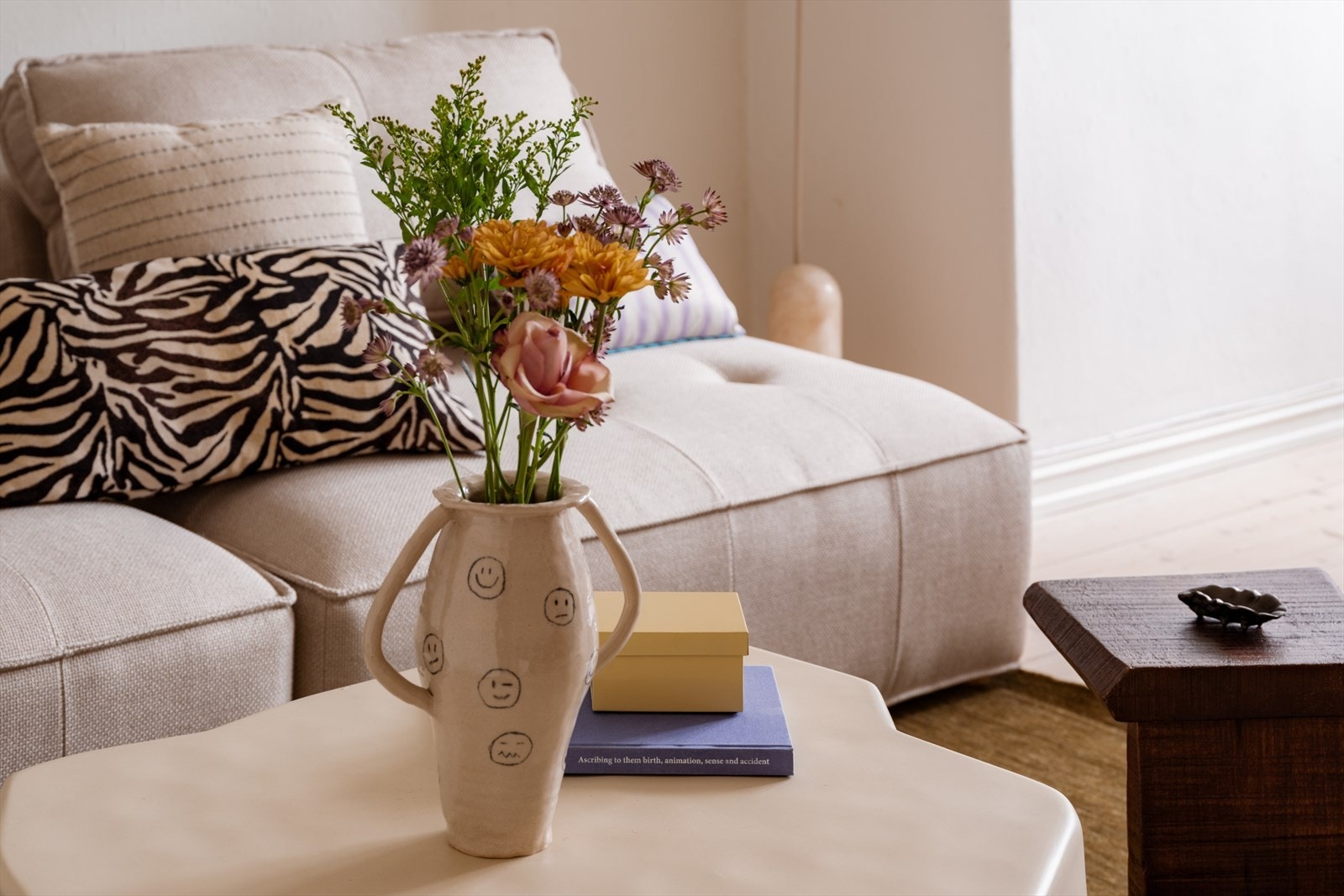 Leiligheten blir oppvarmet med radiatorer. Fyring og varmtvann er inkludert i felleskostnadene. Galleribilde