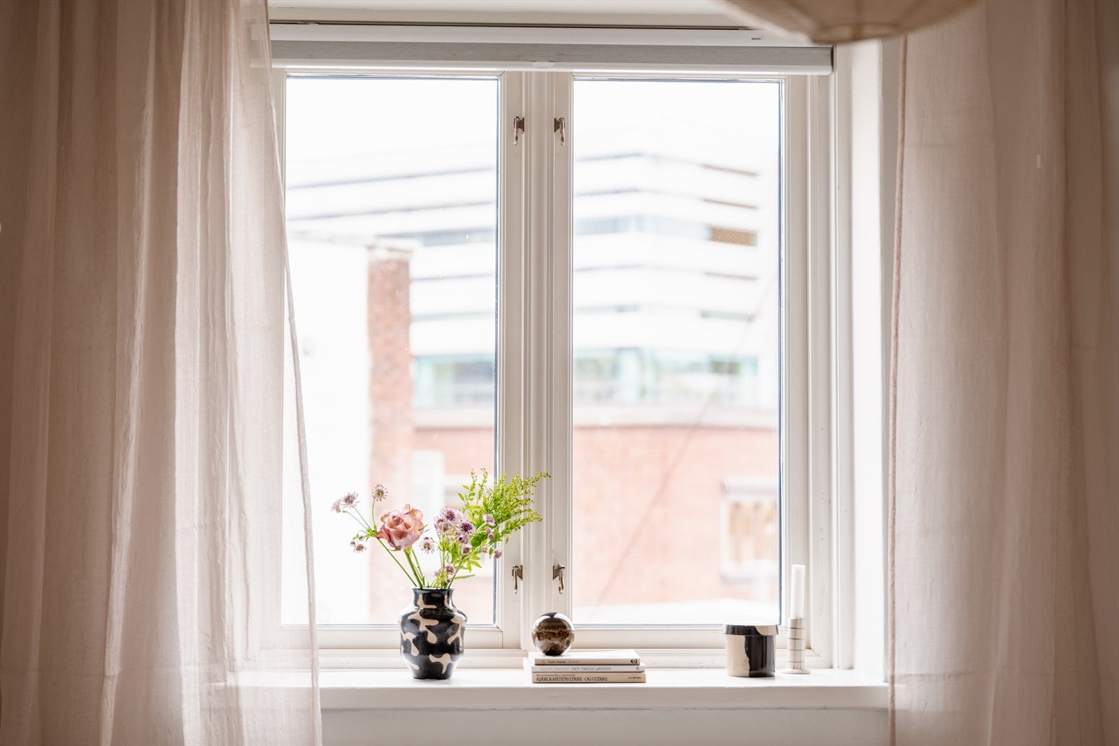 Store vindusflater sikrer gode lysforhold og skaper en luftig atmosfære. Galleribilde