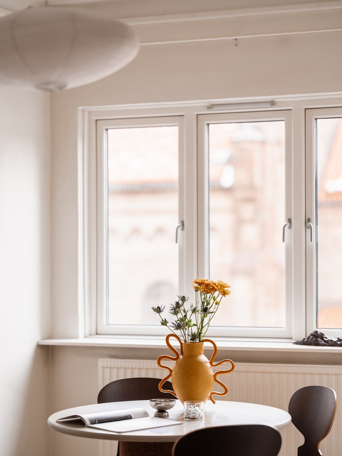 Dype vinduskarmer gir plass til planter og pyntegjenstander. Galleribilde