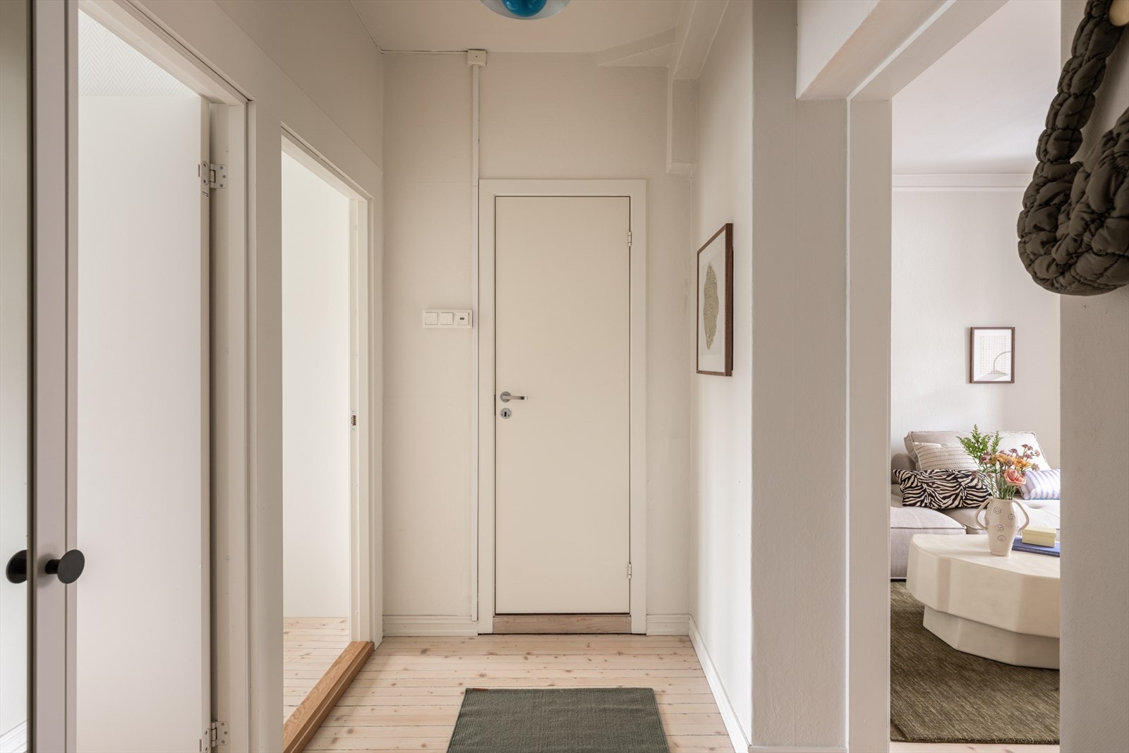 Entréen byr på plass til å henge fra seg yttertøy og sko. Galleribilde