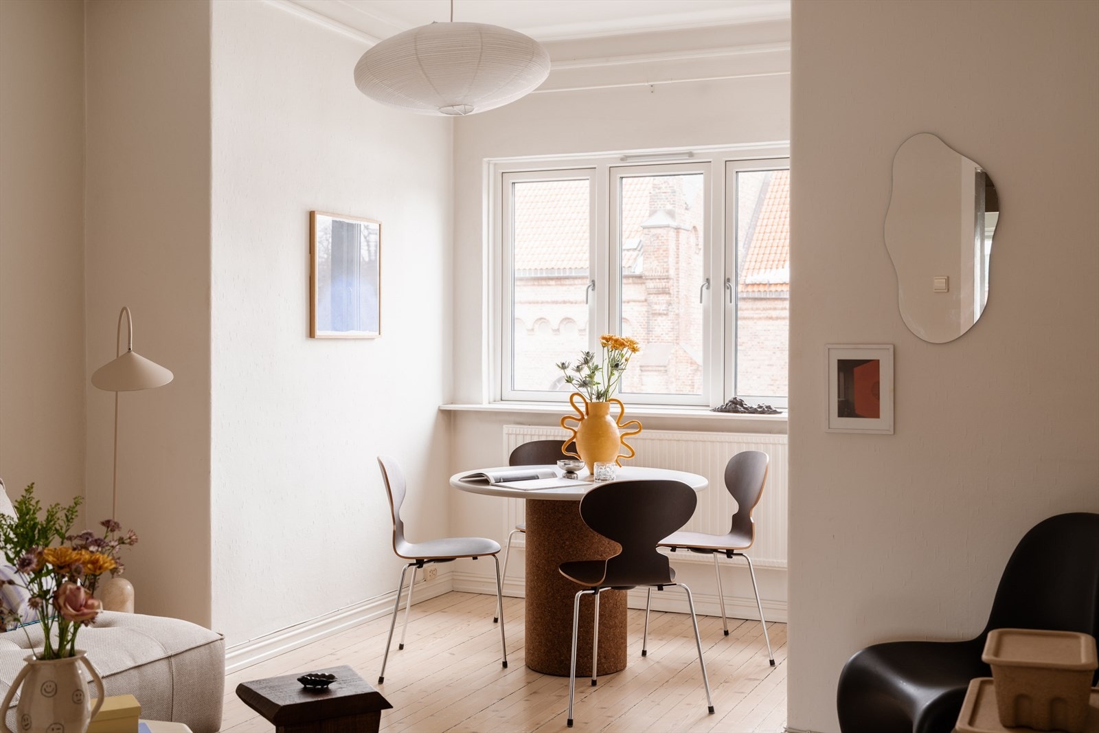 Det er god plass til spisebord ved vinduet. Galleribilde