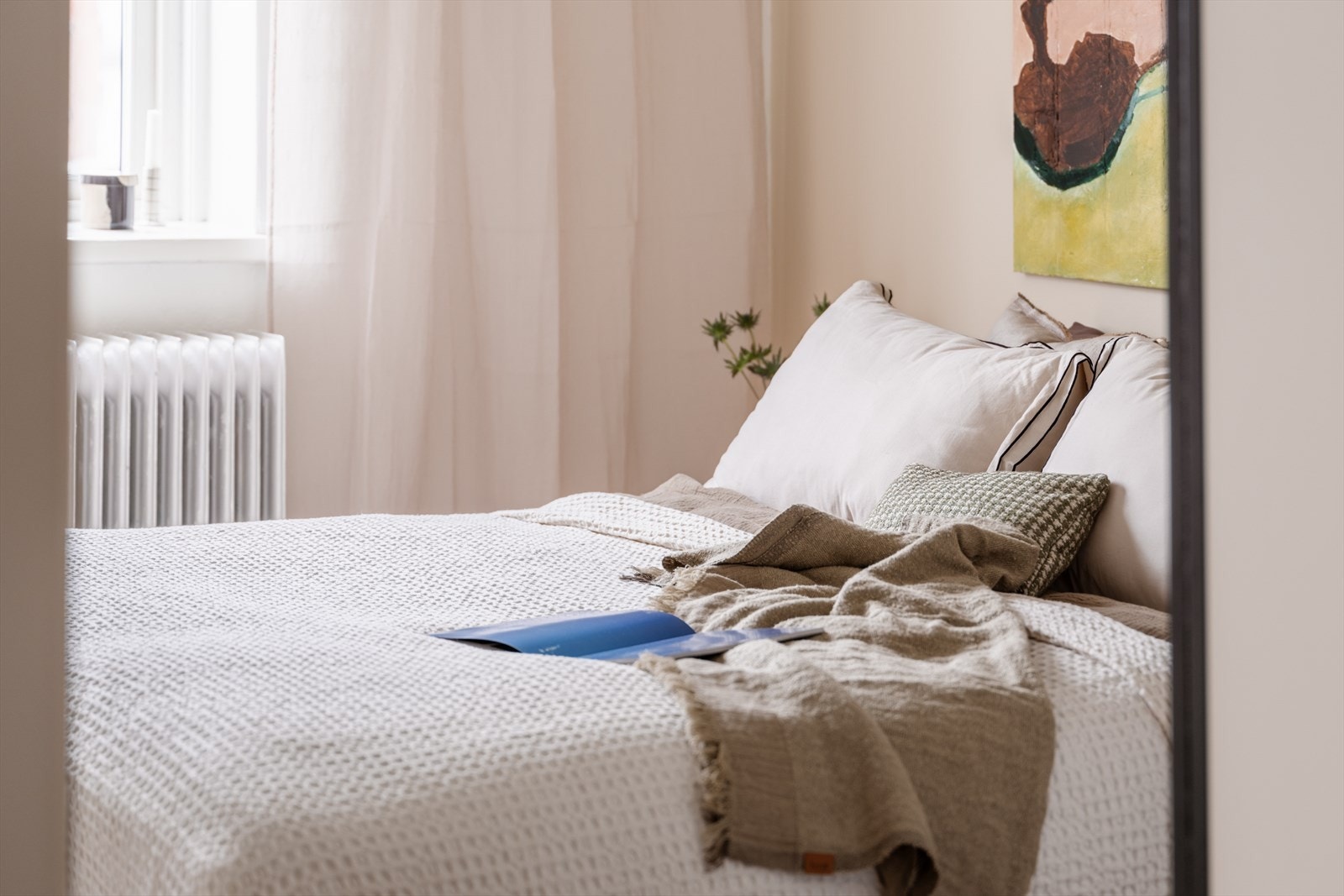 Soverommet vender ut mot bakgård. Galleribilde