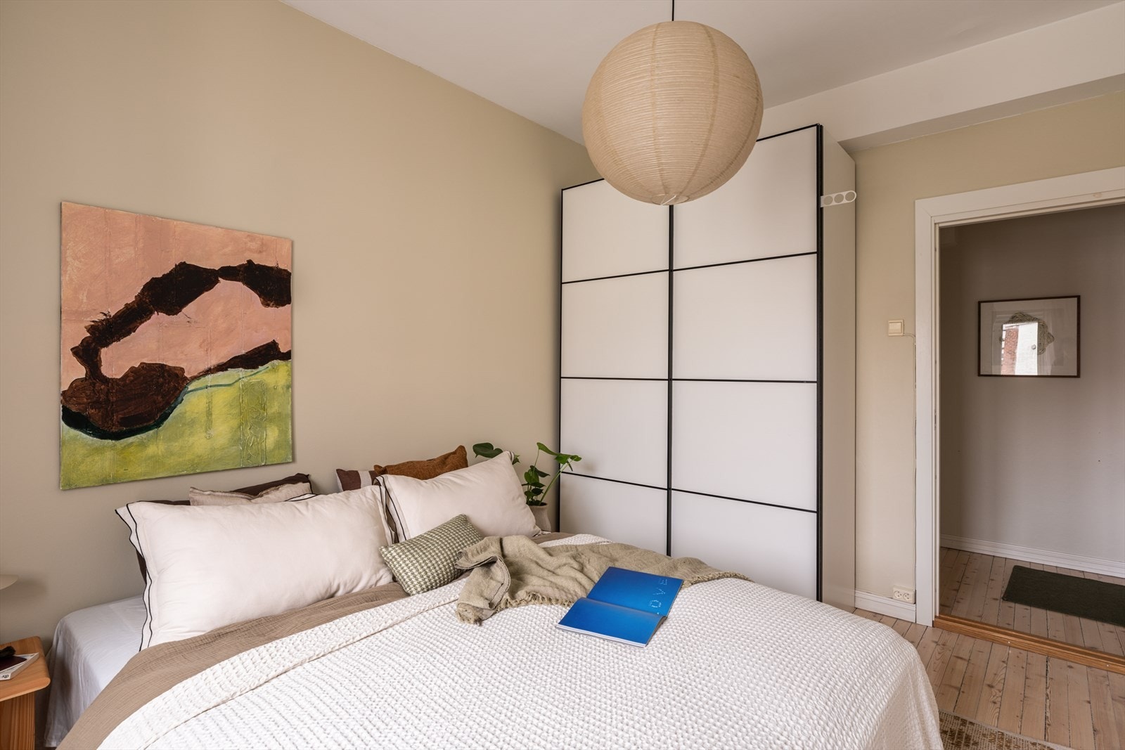 Det er rikelig med skapplass i garderobeskapene som medfølger. Galleribilde