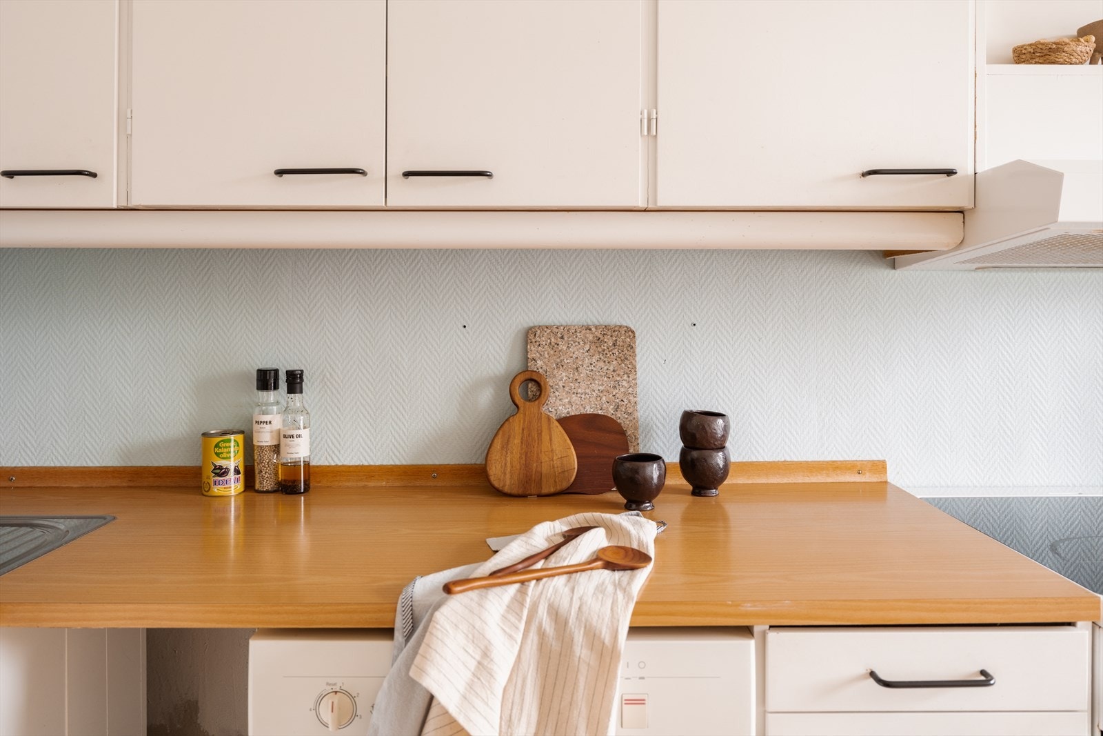 Kjøkkenet har plass til frittstående hvitevarer som komfyr, kjøl/fryseskap og det er opplegg for oppvaskmaskin. Galleribilde