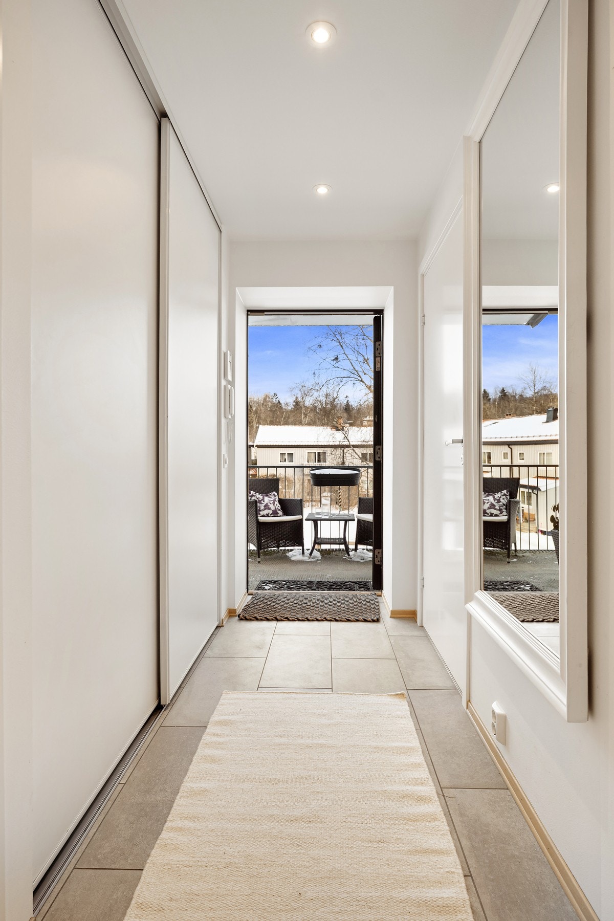 Det er gode garderobeskap i gangen Galleribilde