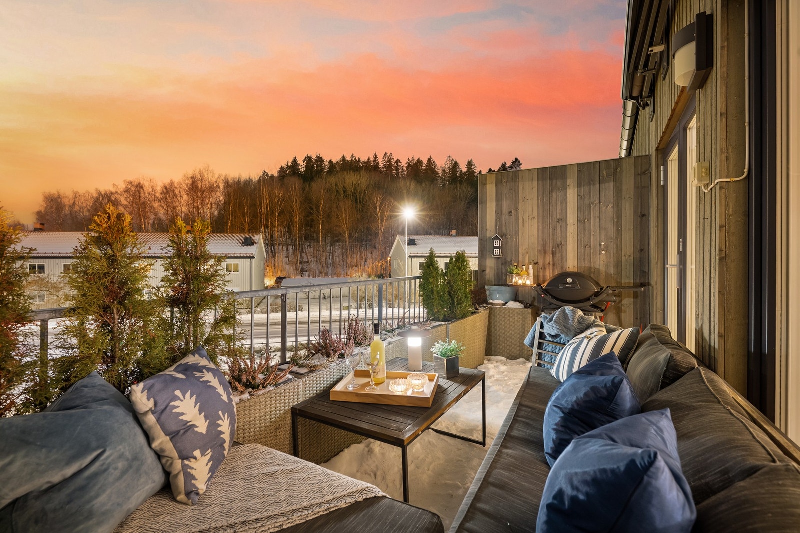 Det er elektrisk markise over terrassen Galleribilde