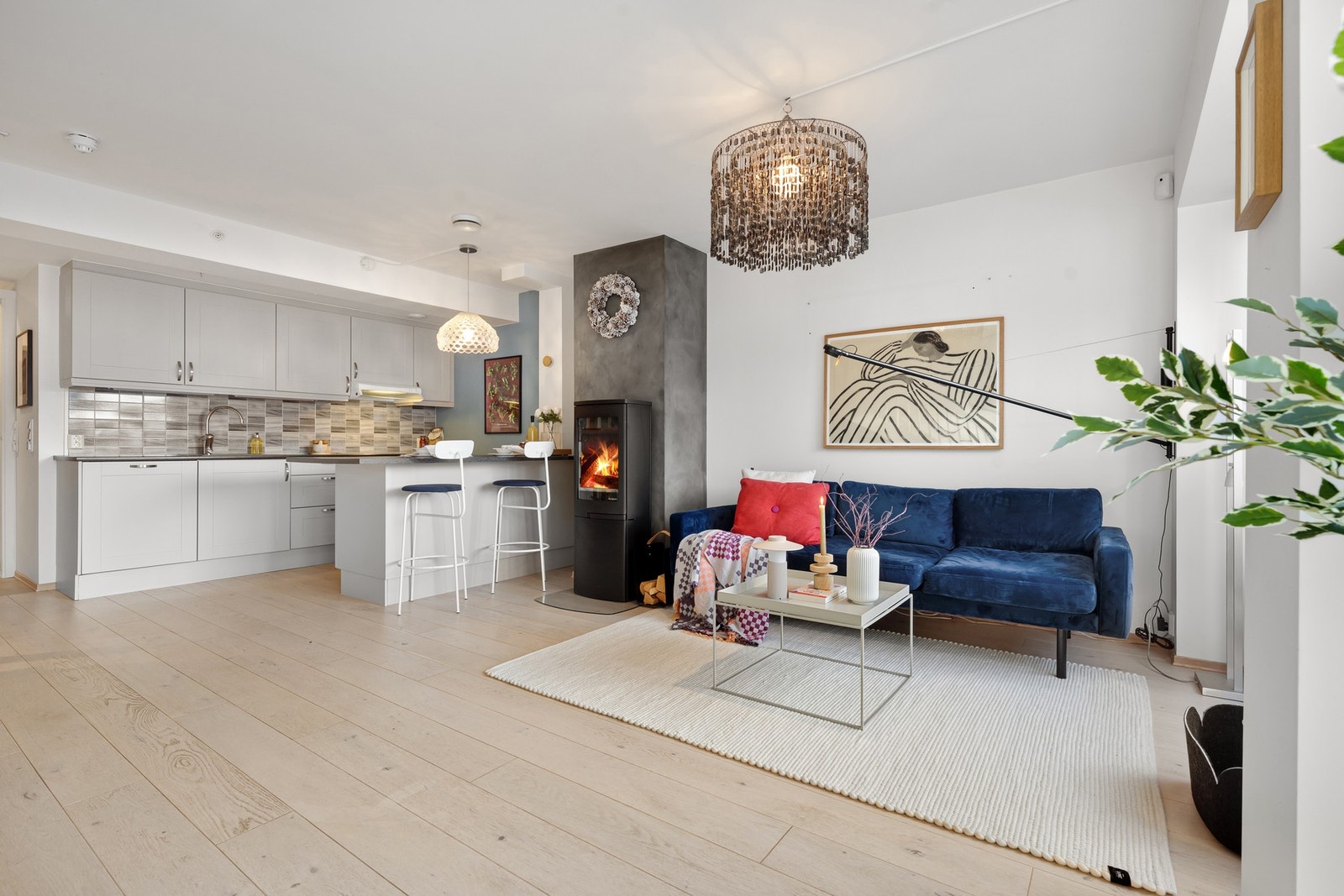 Oppholdsrommet med stue og kjøkken er i 2. etasje av boligen Galleribilde