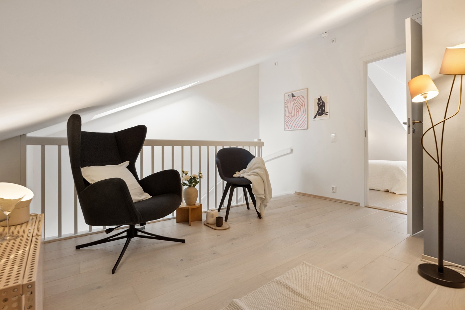 I loftsetasjen er det loftstue i tillegg til soverom en suite Galleribilde