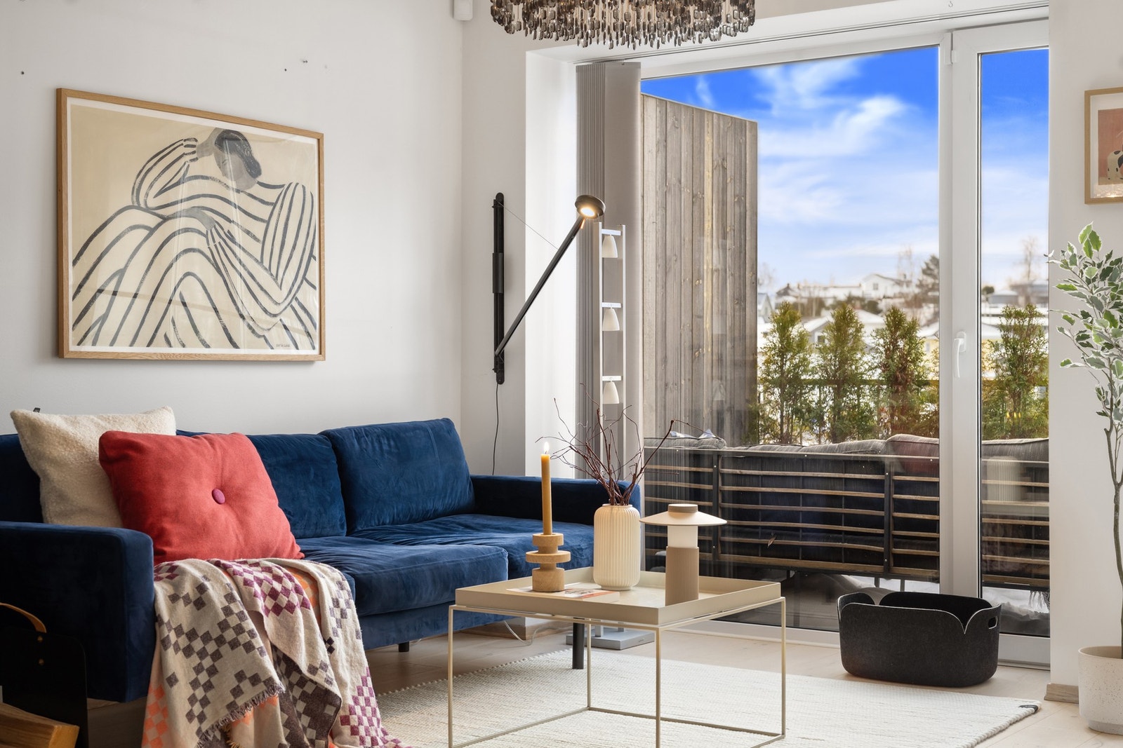 Gode vindusflater sørger for en lys og luftig atmosfære i stuen Galleribilde