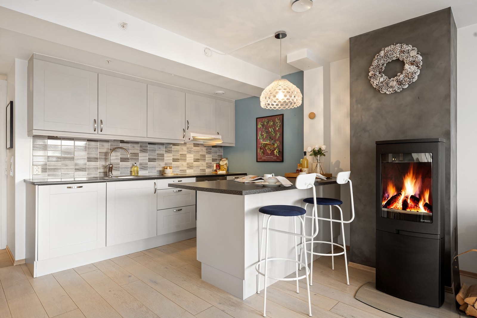 Kjøkkenet har romslig kjøkkenøy med plass til barstoler Galleribilde