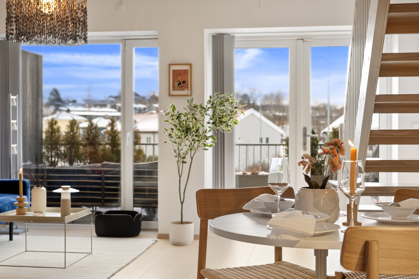 Boligen har fin balkong utenfor stuen, i tillegg til svalgang ved inngangen Galleribilde