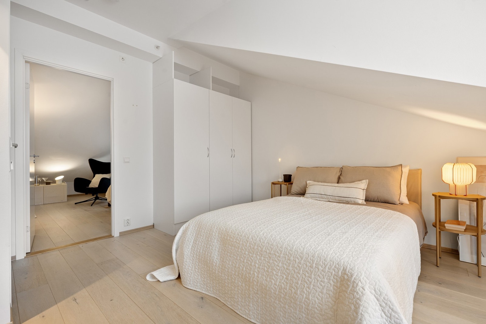 Det er gode garderobeløsninger og plass til øvrig møblement Galleribilde