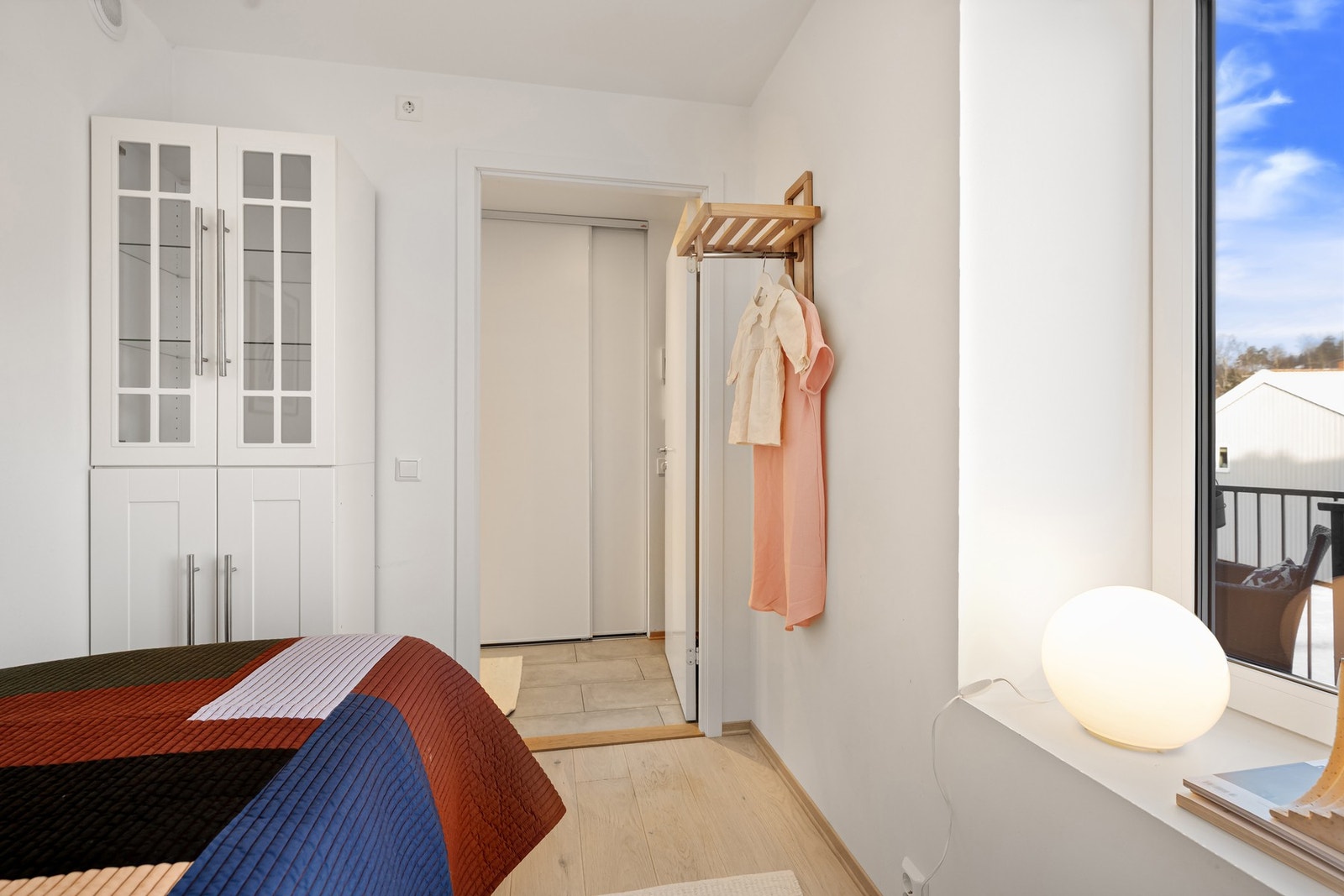 Boligen har to soverom, ett i hver etasje Galleribilde