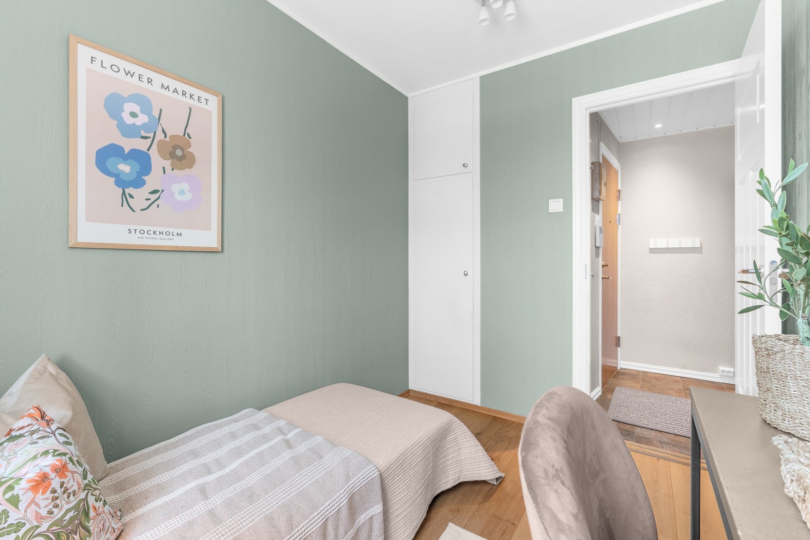 Tre soverom gir fleksibilitet og dette rommet kan f.eks. benyttes som barnerom, gjesterom og/eller kontor. Galleribilde