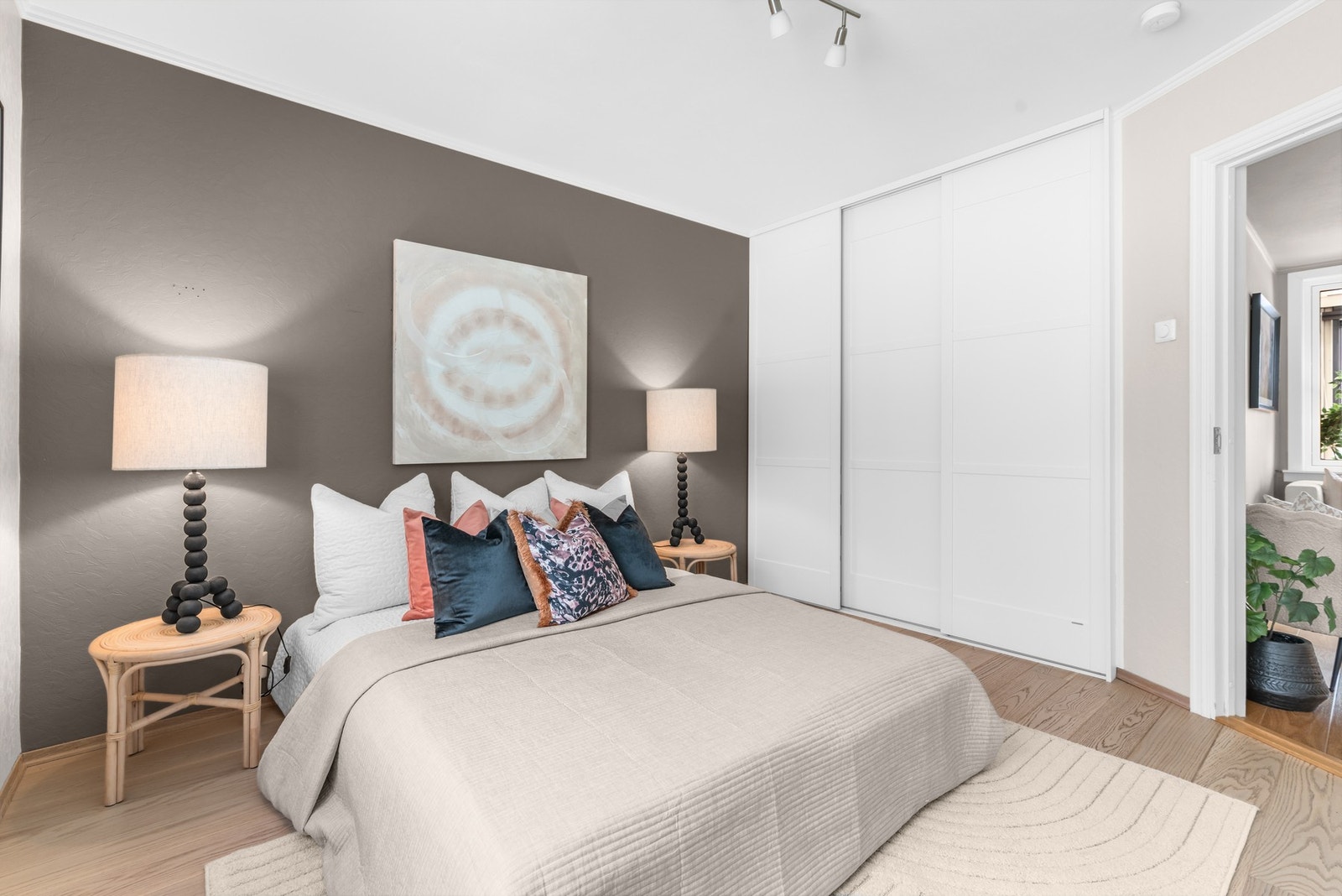 Her er det godt med oppbevaringsplass i en stor skyvedørsgarderobe. Galleribilde