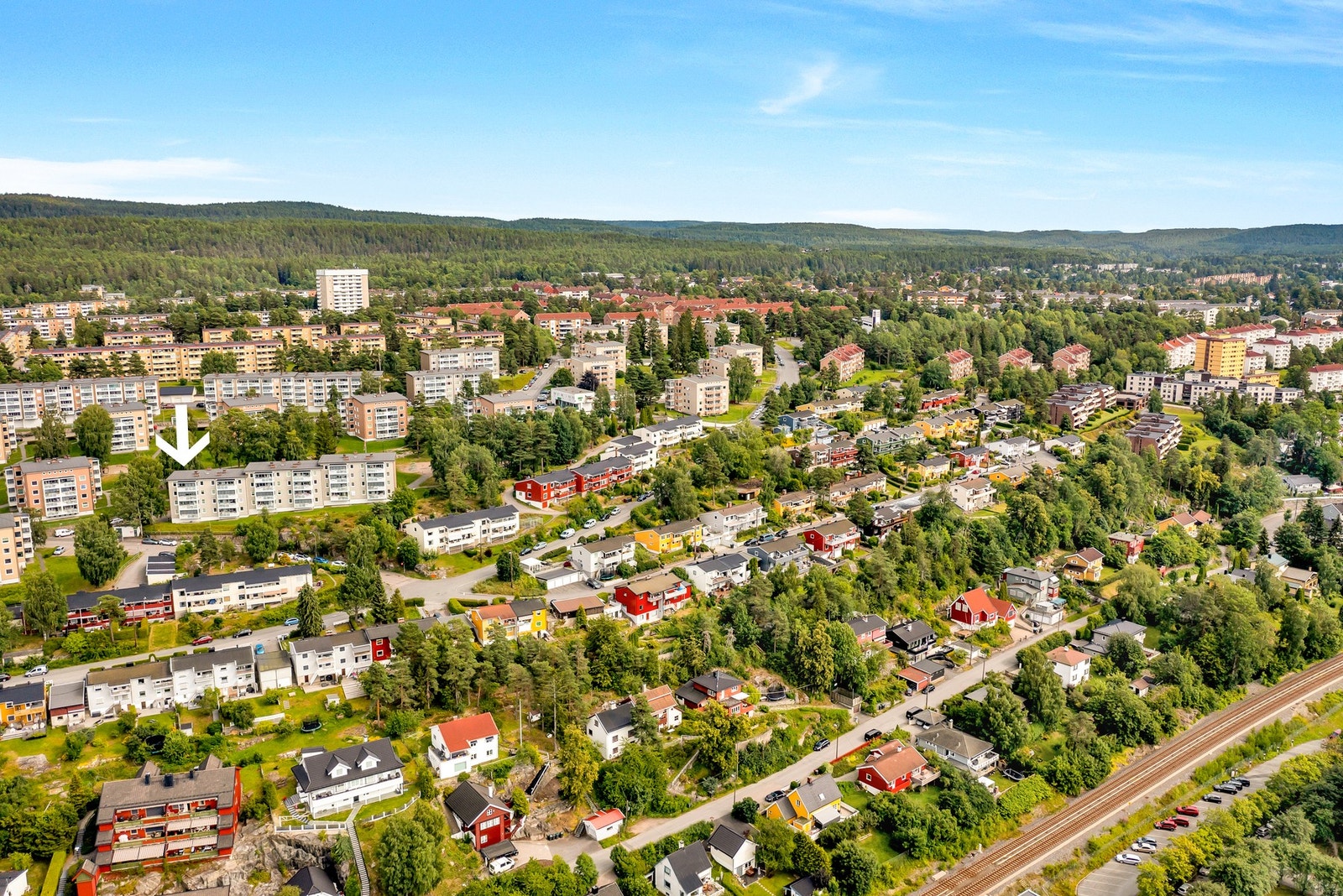 Fra boligen er det kun en kort spasertur opp til Østmarka i bakgrunnen. Ca. 600 meter (8 minutter gange) til T-banestasjon på Godlia. Galleribilde