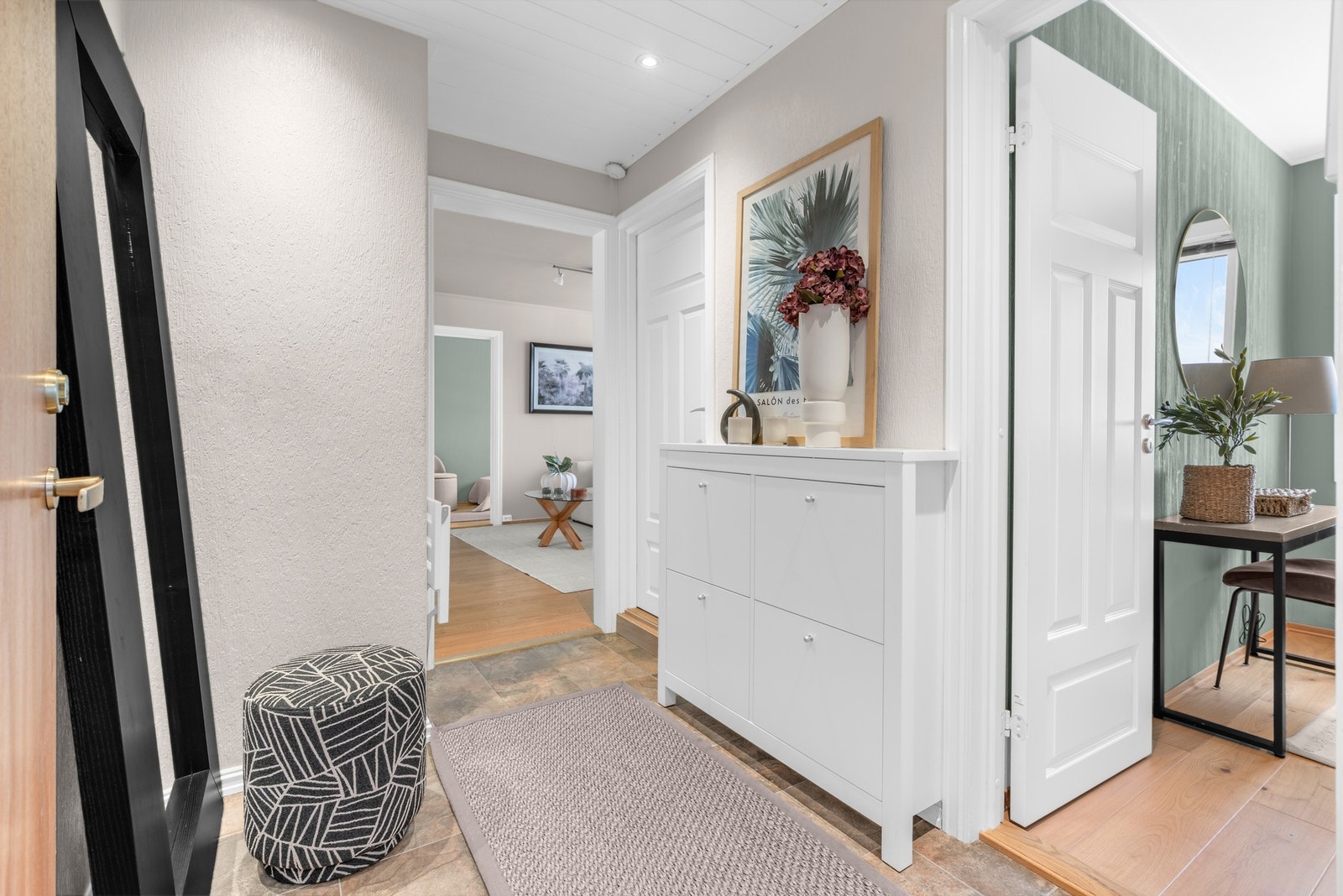 Via en romslig, flislagt gang tar vi turen videre inn på badet. Galleribilde