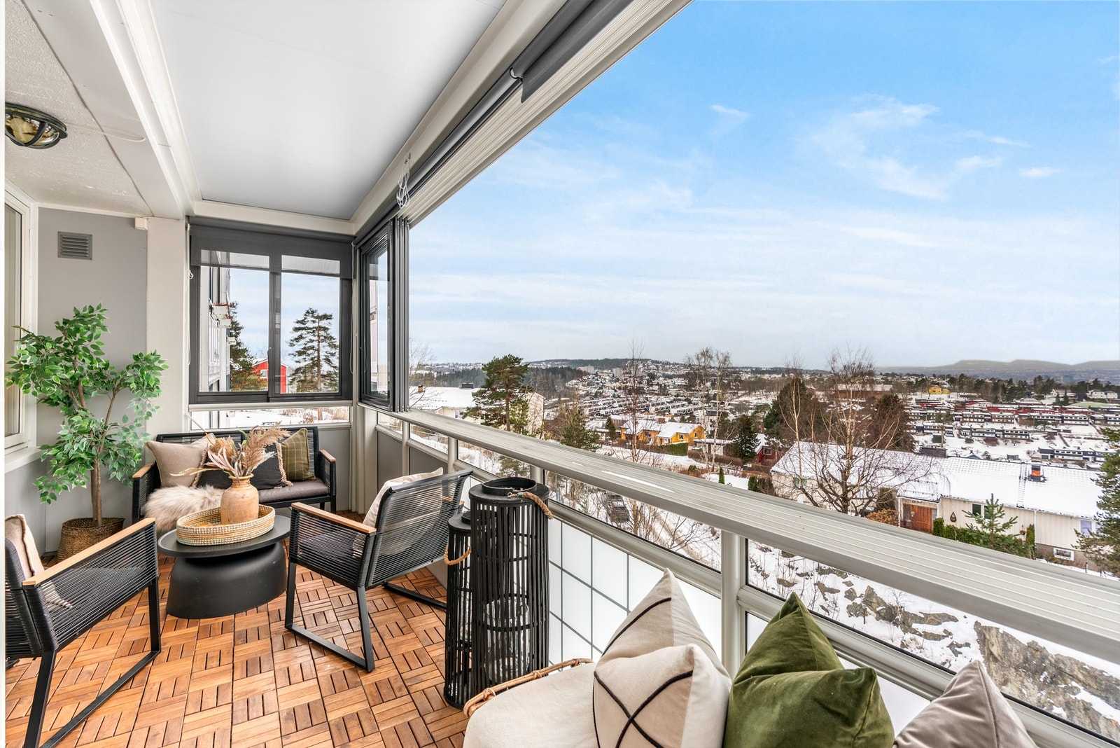 Innglassingen kan skyves til side slik at at sol og luft slipper inn. Det er tillatt å grille med gass- og elektrisk grill på balkongen. Galleribilde