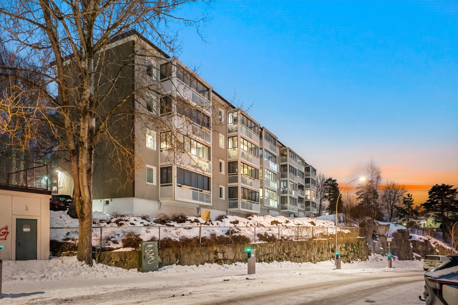 Velkommen til Godlia borettslag! Borettslaget har to garasjeanlegg med totalt 73 garasjer og 148 parkeringsplasser for utleie til borettshaverne, plassene leies ut etter venteliste og ansiennitet. Galleribilde