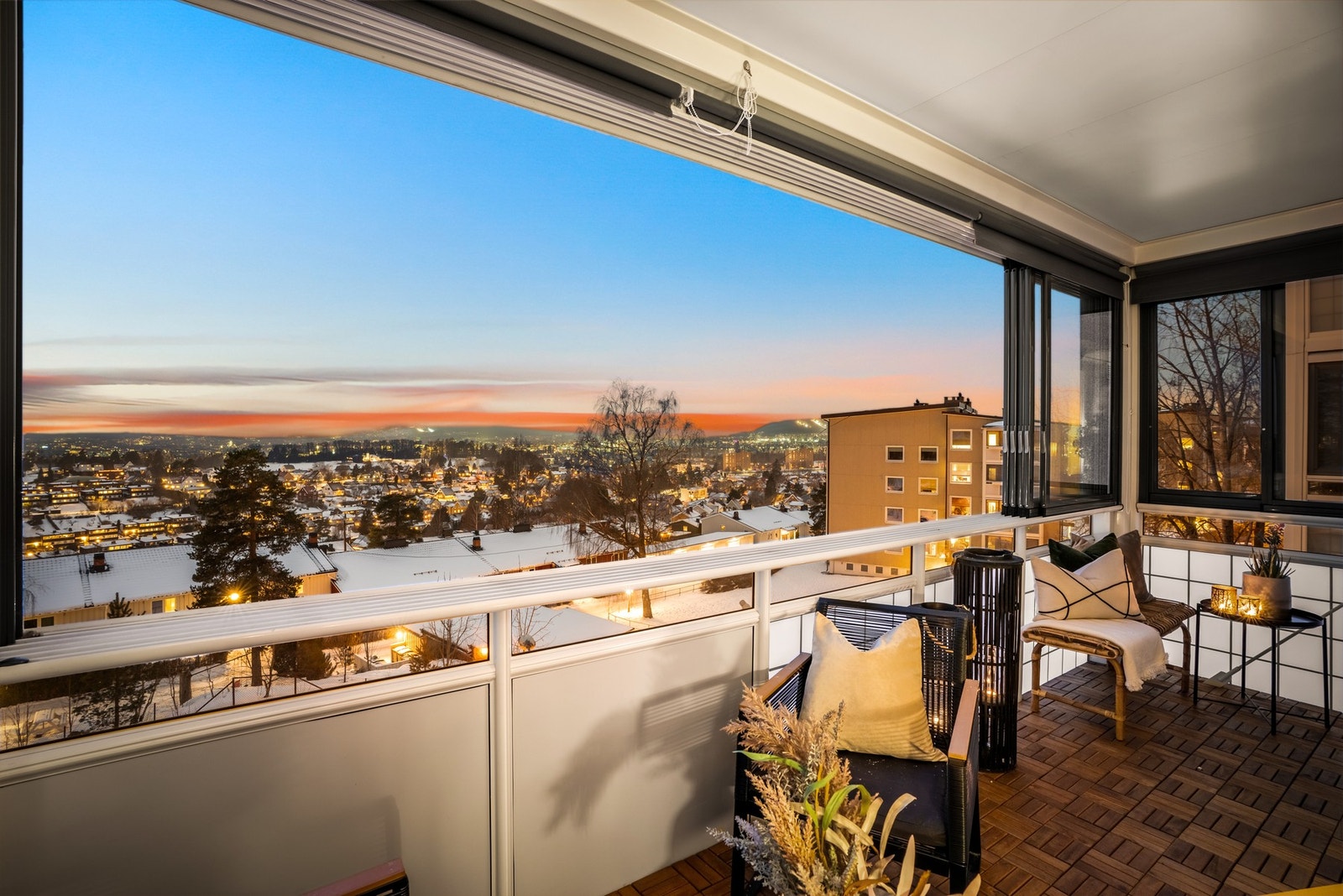 Mekanikerveien 5 er en lys og pen 4-roms på 74m² med innglasset, solrik balkong og flott utsikt. Svært populær beliggenhet med kort vei til bla. T-bane og Østmarka. Galleribilde