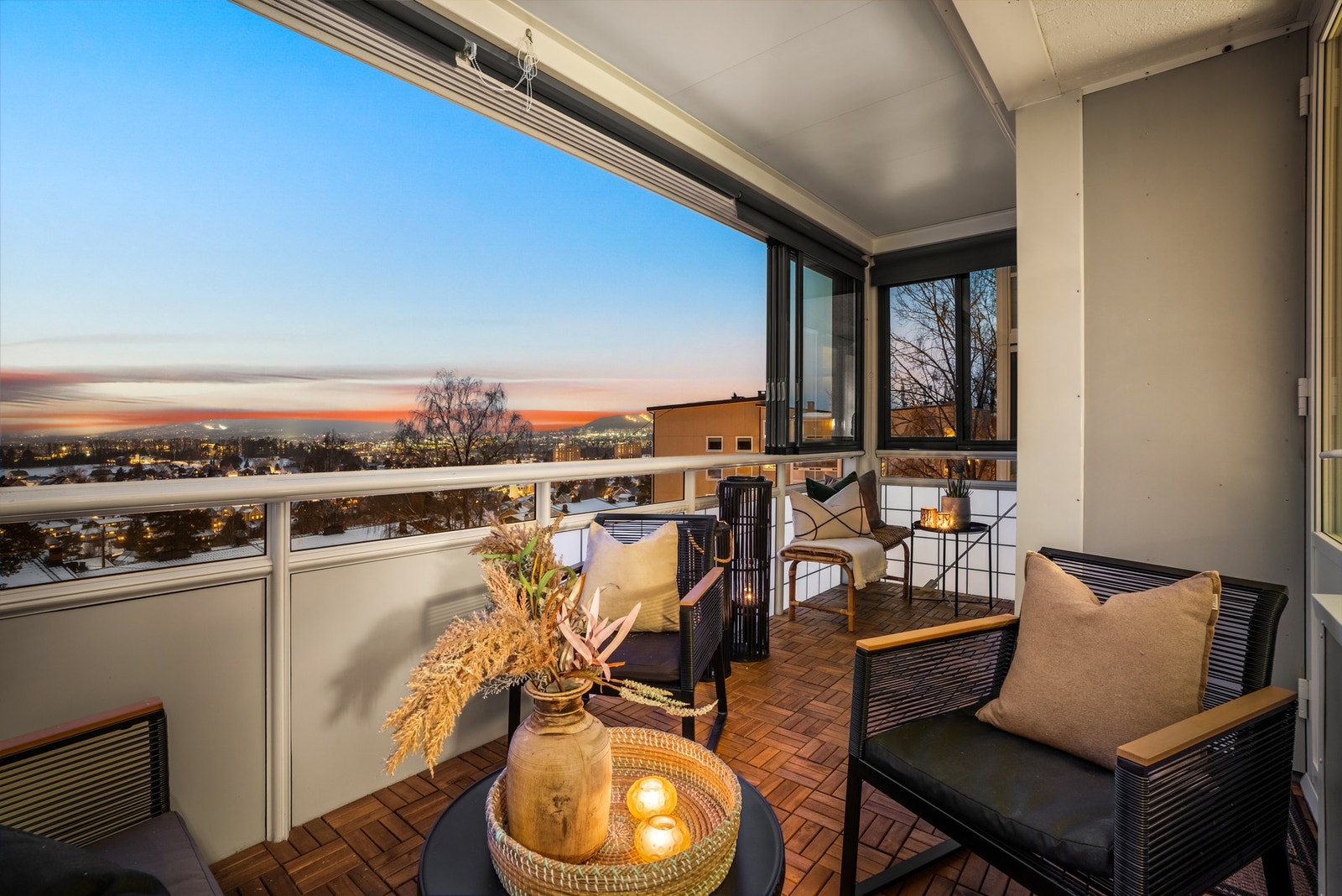 Fra stuen er det utgang til en romslig, vestvendt, innglasset balkong på ca. 9 kvm. Galleribilde