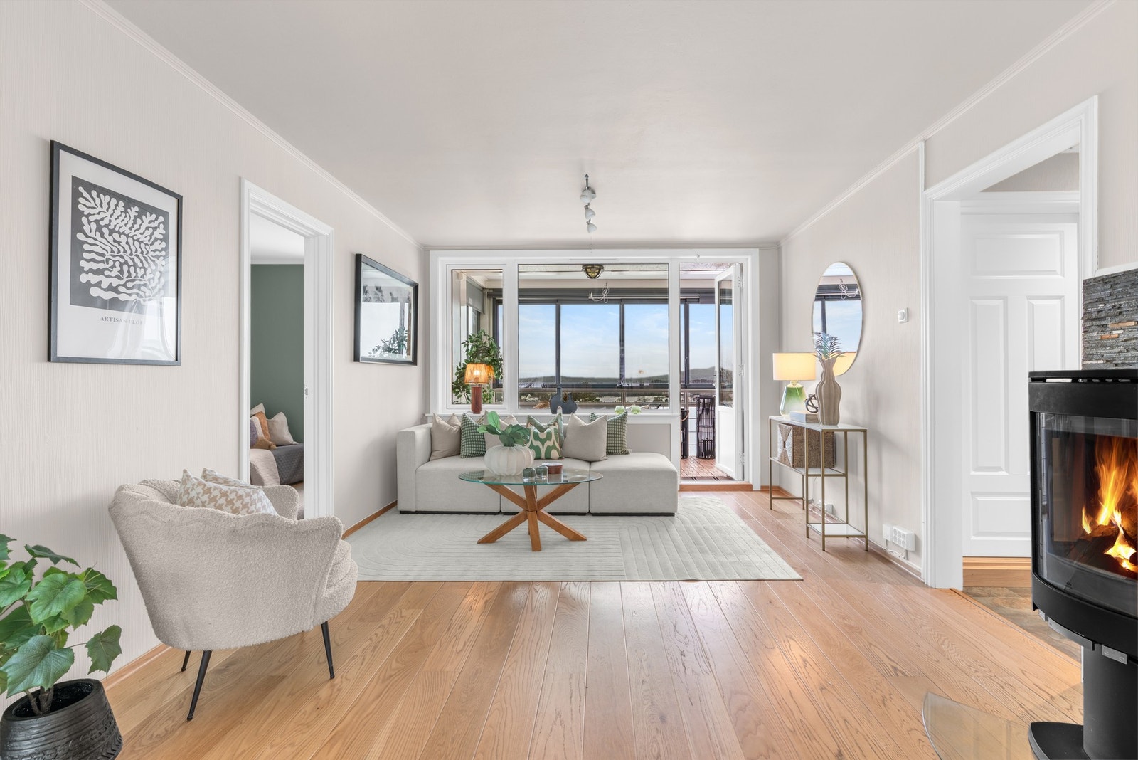 Fin plass til å innrede med sofa, tv og tilhørende møblement i sonen mot balkongen. Galleribilde