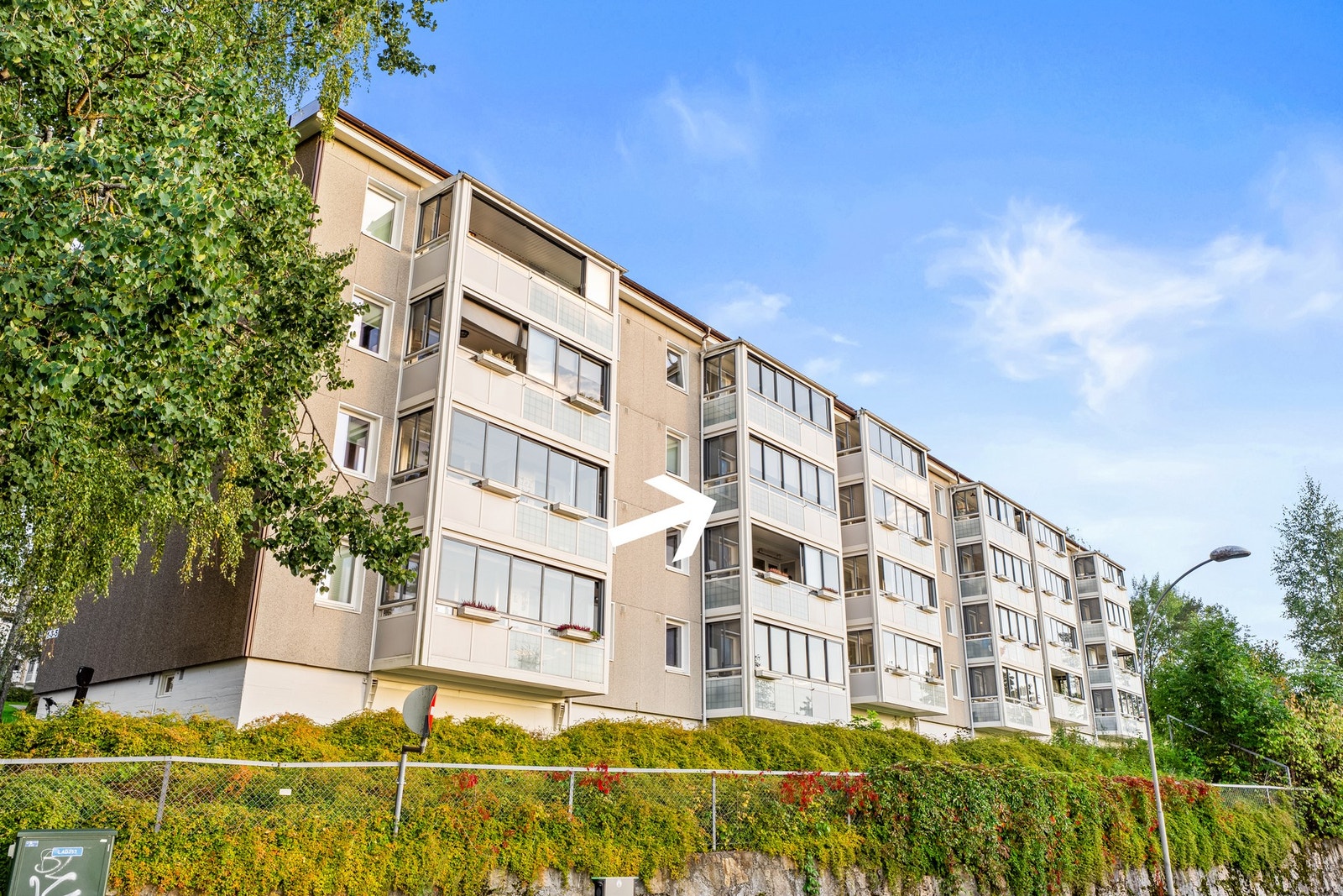 Blokken ligger fint til på et høydedrag, og leiligheten ligger flott plassert i tredje etasje. Meget god intern beliggenhet i borettslaget. Galleribilde