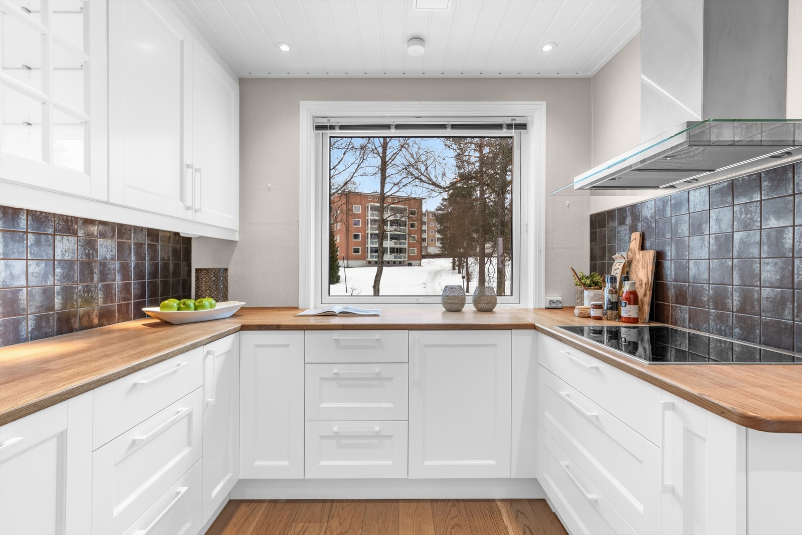 Her er det god skapplass, fine arbeidsflater og godt med belysning over benkflatene. Fra kjøkkenet og spisestuen er det utsikt mot borettslagets lekeplass. Galleribilde