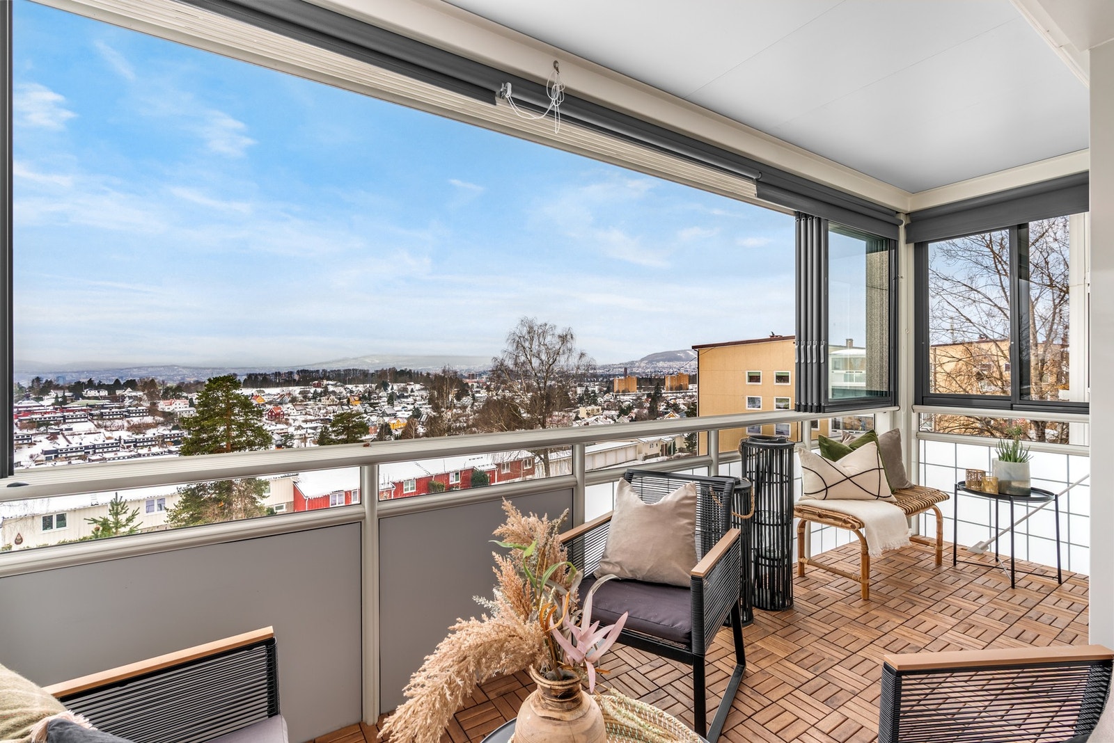 Her er det god plass til å innrede med ønsket møblement og det er lagt treheller på betonggulvet. Galleribilde