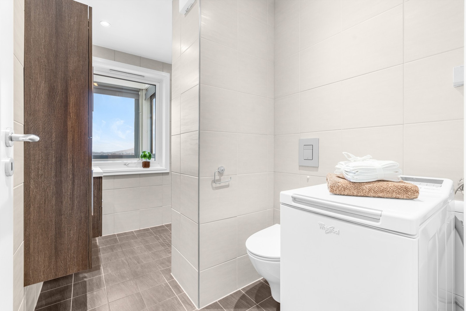 Pent bad som ble rehabilitert av fagfolk i 2017. Det er fremlagt dokumentasjon og bilder fra rehabiliteringen. Opplegg for vaskemaskin til høyre. Galleribilde