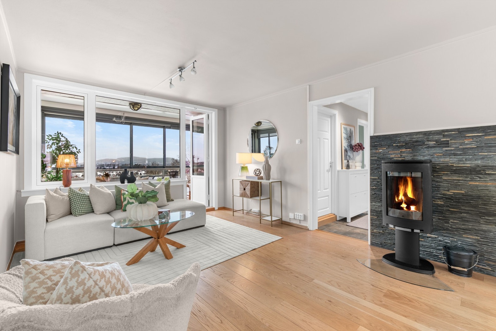 Boligen har flott utsikt utover nærområdet og Oslo. Store vindusflater sørger for godt med naturlig lysinnslipp. Vinduene og balkongdøren ble skiftet i regi av borettslaget i 2020. Galleribilde